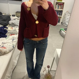 Vinröd stickad kofta Zara - En jättefin tjock stickad kofta från zara som aldrig använts  Nypris var 500kr