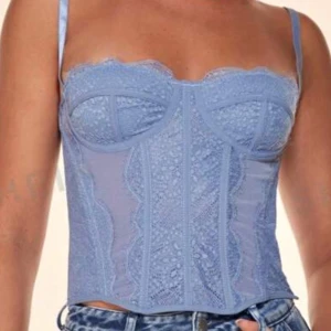 Korsetter  - Säljer dessa två korsetter i dammblå och svart, båda är i strl S. Använda en gång, i fint skick. 130 kr styck
