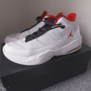 Jordan Max Aura 3 - Jordan Max Aura 3, knappt använda och i väldigt bra skick. 