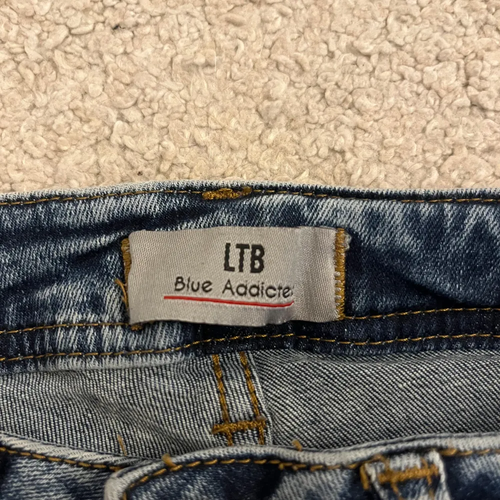 Low rise boot cut jeans från ltb. Använt max tre ggr, så perfekt skick precis som nya. Storlek 27/30. Nypris ca 700, säljer för 280. Jeans & Byxor.