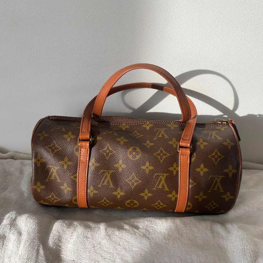 Vintage Louis Vuitton väska i modellen Papillon. Sparsamt använd och i bra skick.   Äkthetsbevis från hemsidan jag köpte väskan på medföljer. . Väskor.