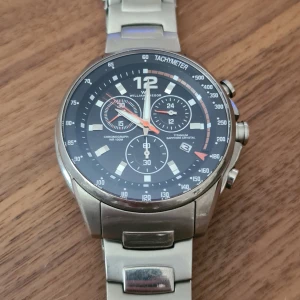 Sommar25. Klocka i titanium och datumvisning. - Hej! Måttet på klockan är 41 mm. Den är tillverkad i titanium är vattentålig samt har datum visning och självlysande visare. Svart bakgrund. Köpt på Ur & Penn för 2490:- Mitt pris 990:- eller bud. Mvh