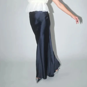 Satin maxi skirt - Gina Tricot - Långkjol i satin från Gina Tricot. Använd fåtal gånger så i bra skick. Orginalpris 400kr. Hör av er vid frågor 🤍