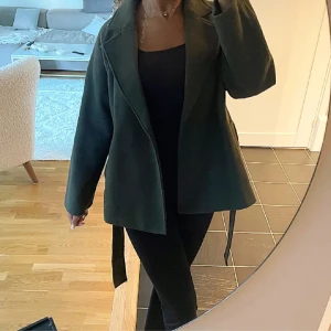 Trendig kappa - Super fin kappa perfekt till hösten, säljer pga att den inte kommer till användning ❣️Inga defekter, nästan som ny! Lite oversize, passar mig som brukar ha s/m