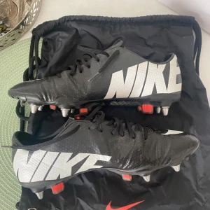 Nike Mercurial Vapor IX ACC SG - Sällsynta fotbollsskor som inte längre säljs, skicket är 9/10, bara att den är lite smutsig  Pris kan diskuteras