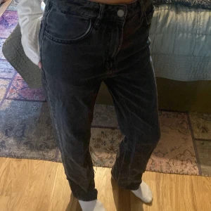 Svarta jeans med hög midja - Säljer ett par svarta jeans med hög midja och är i straight modellen från jag tror är Carlings. Knappt använda, är själv 170cm och längden är bra, stängs med dragkedja och knapp. Skriv om ni har frågor❣️