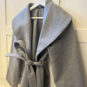 Grå Kappa - Oanvänd Kappa ifrån bikbok Strl S