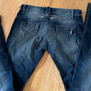 Lågmidjade jeans - Skitballa Lågmidjade raka jeans som tyvärr har blivit för små för mig, passar i längden på mig som är 175cm💗💗