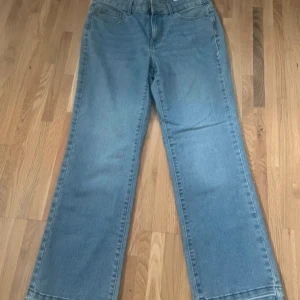 bootcut jeans - Lågmidjade bootcut jeans. Helt nya. Aldrig använda🤍 nypris:449kr  Passar mig som har storlek xs/s