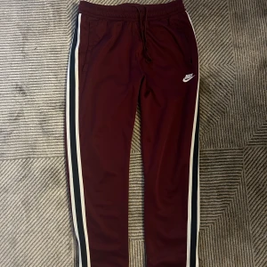Nike - Vintage nike mjukisbyxor i fin färg och nyskick.