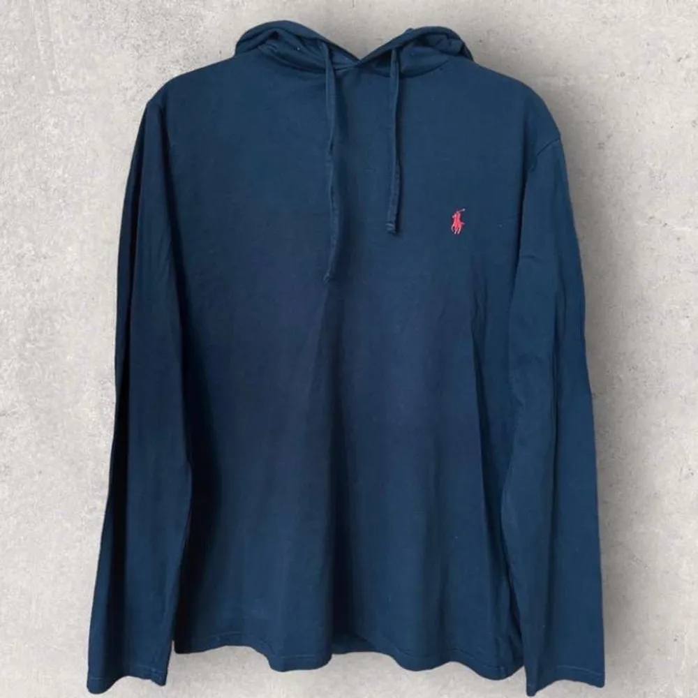 Tunn Ralph lauren hoodie, i bra skick men det finns 3 små hål som man kan se på bild 2 men enligt mig är dom inte synliga när man har på tröjan. Storlek M. Hoodies.