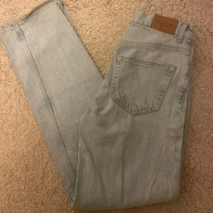 Gina jeans ⭐️ - Snygga jeans ifrån gina tricot med raka ben, slit och högmidja. Bra skick bara lite smutsiga längts ner vid fötterna, kan tvätta vid önskan. Nypris 500kr💞