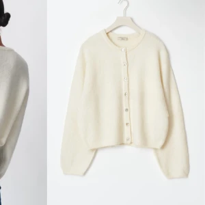 Krämvit kofta med knappar - Säljer en supermysig krämvit kofta med knappar framtill. Den är perfekt för höst och vintern och passar med båda jeans och   kostymbyxor. Både öppen och  stängd. Suuupermysig och skön  kofta. Skriv privat för fler bilder 