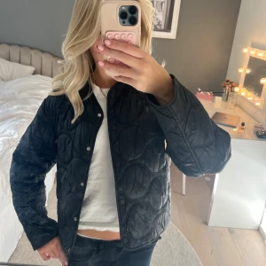 Populär jacka - Så snygg och populär jacka från mango💗 storlek xxs men passar mig som oftast har xs/s, se bilder💗