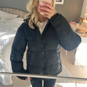 Jättefin vinterjacka - Så fin vinterjacka💗💗 puffig och svart, köp gärna bundle💗 köpt för 1100, storlek xxs men sitter som xs/s