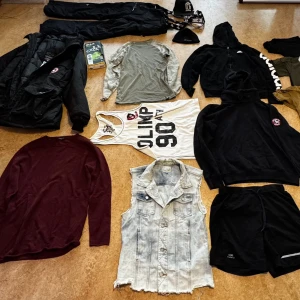 Träningskläder GASP Canada Goose ADIDAS Hoodie Märke Herr - Canada Goose XL- 699 Vinterbyxor Cross sportswear M- 179 Adidas Hoodie svart M- 79 Svart Hoodie Brooklyn M- 99  Ull Underställ Camo Bula S- 199 Jeansjacka sleeveless M- 69 Vinröd långärmad S- 69 Olimp linne M- 69 GASP mössa 49. Skriv om mer info!