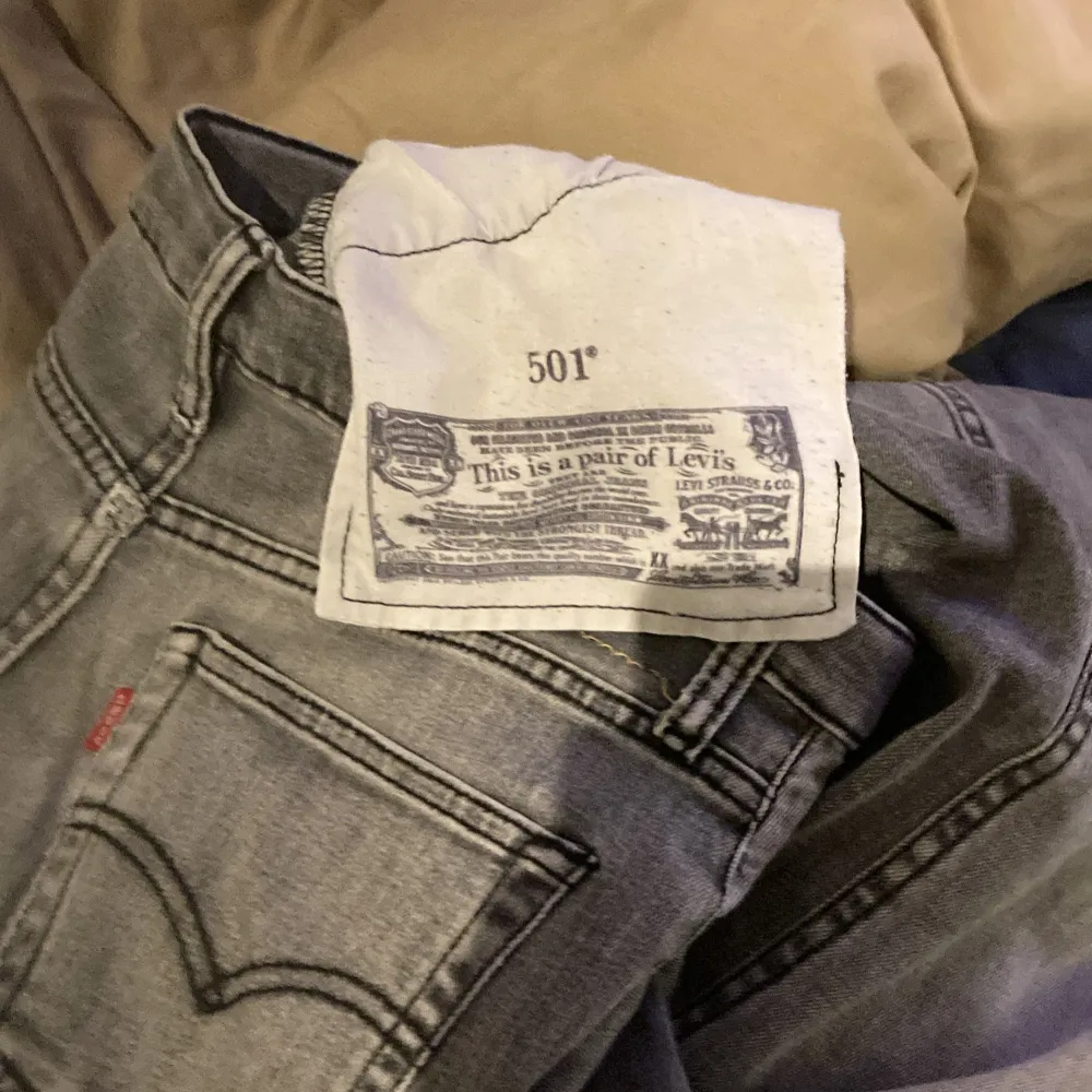 Ett par gråa Levis jeans som är sköna och fina, dem är lite slitna men användbara, ny pris: 800kr -köpt på NK. Jeans & Byxor.