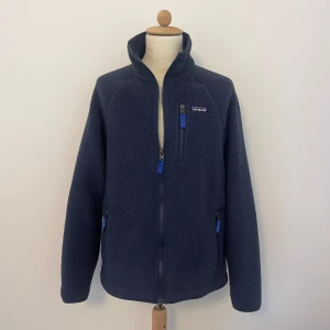 Patagonia Fleece Jacka - Super snygg och varm fleece jacka från Patagonia perfekt till hösten och vintern, nästan helt oanvänd. 