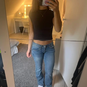 Topp - Så snygg topp från Gina i mörkgrå färg. Använd 1 gång. Perfekt till fest!! Hör av er vid frågor🫶🏻