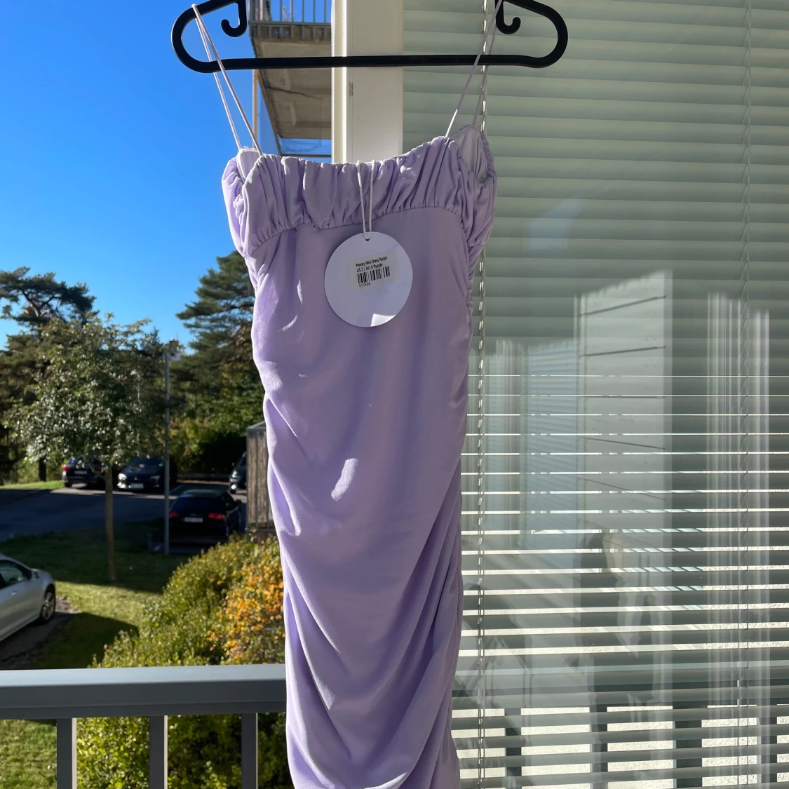 Ljuslila klänning med rynkdetaljer - 90