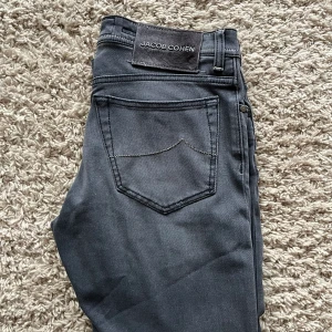 Jacob Cohen Jeans - Jacob Cohën jeans i nyskick.  Handgjorda i Italien🇮🇹 Storlek 30 men passar mindre🙌 Modell: Bard slim fit✅ 