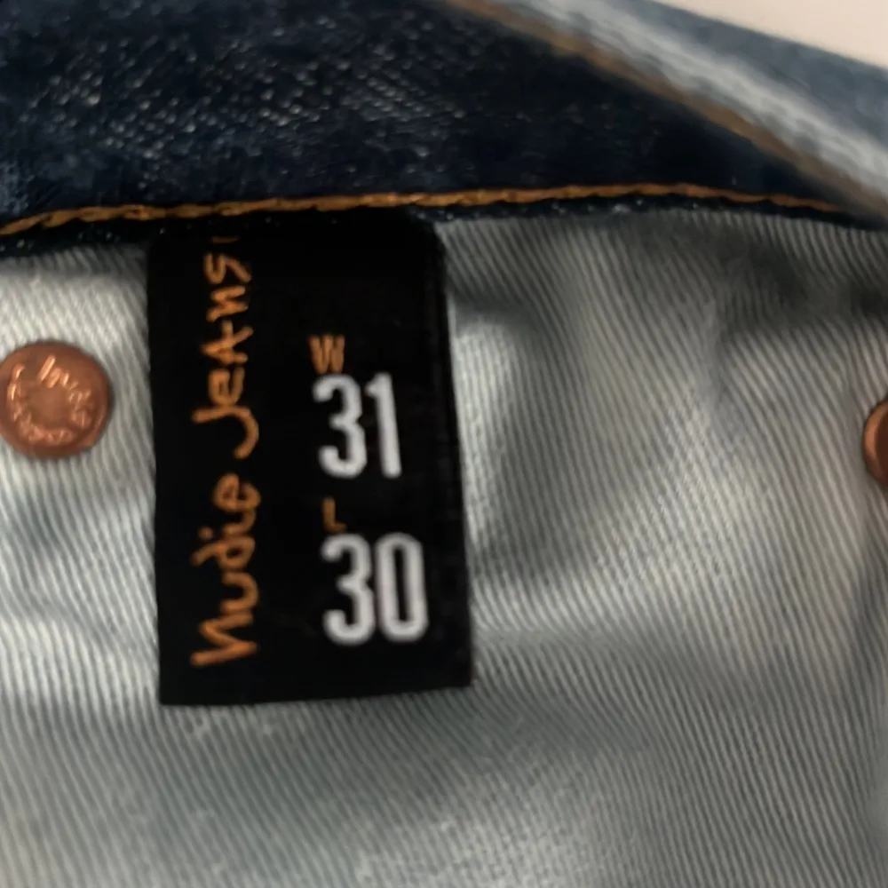 Ett par Nudie Gritty Jackson Blue slate jeans. Storlek : W 31 L 30 Skick: 9/10  Små slitningar på baksidan samt tvättlappen smått blåfärgad. Jeans & Byxor.