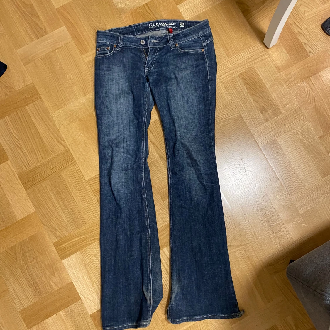 Lågmidjade guess jeans med bootcut - 91