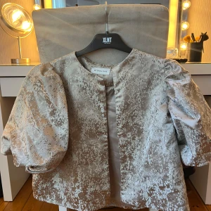 Nu Malina - Hej! Säljer nu min By Malina tröja i storlek S/M som är använd några enstaka gånger, Max 3st. Superfin i skicket☺️