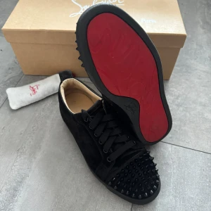 Christian Louboutin  - Bra skick, inga skador  Extra snören och replacement loubs låda medföljer