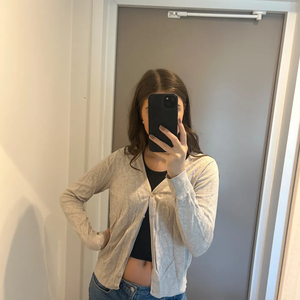 Trendig kofta i en sandfärgad/beige färg. Helt oanvänd ifrån hm. Storlek M, men skulle säga den är mindre i storleken. Neuletakit & Villapaidat.