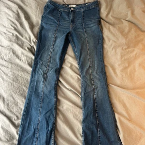 Lågmidjade bootcutjeans  - Jättesnygga lågmidjade bootcutjeans med söm på benen, i fint skick! 