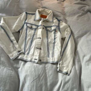 Cool jeansjacka - Super cool jeans jacka i storlek S 💞
