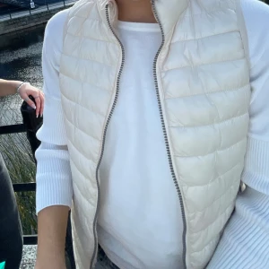 Dunväst - Snygg beige vit dunväst köpt utomlands för 500kr🤍 lite sminkfläkar vid kragen men annars superfin