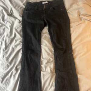 Lågmidjade bootcutjeans  - Jättesnygga lågmidjade bootcutjeans, i fint skick! 