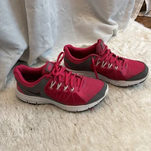 Nike skor - Snygga Nike skor i storlek 38,5.