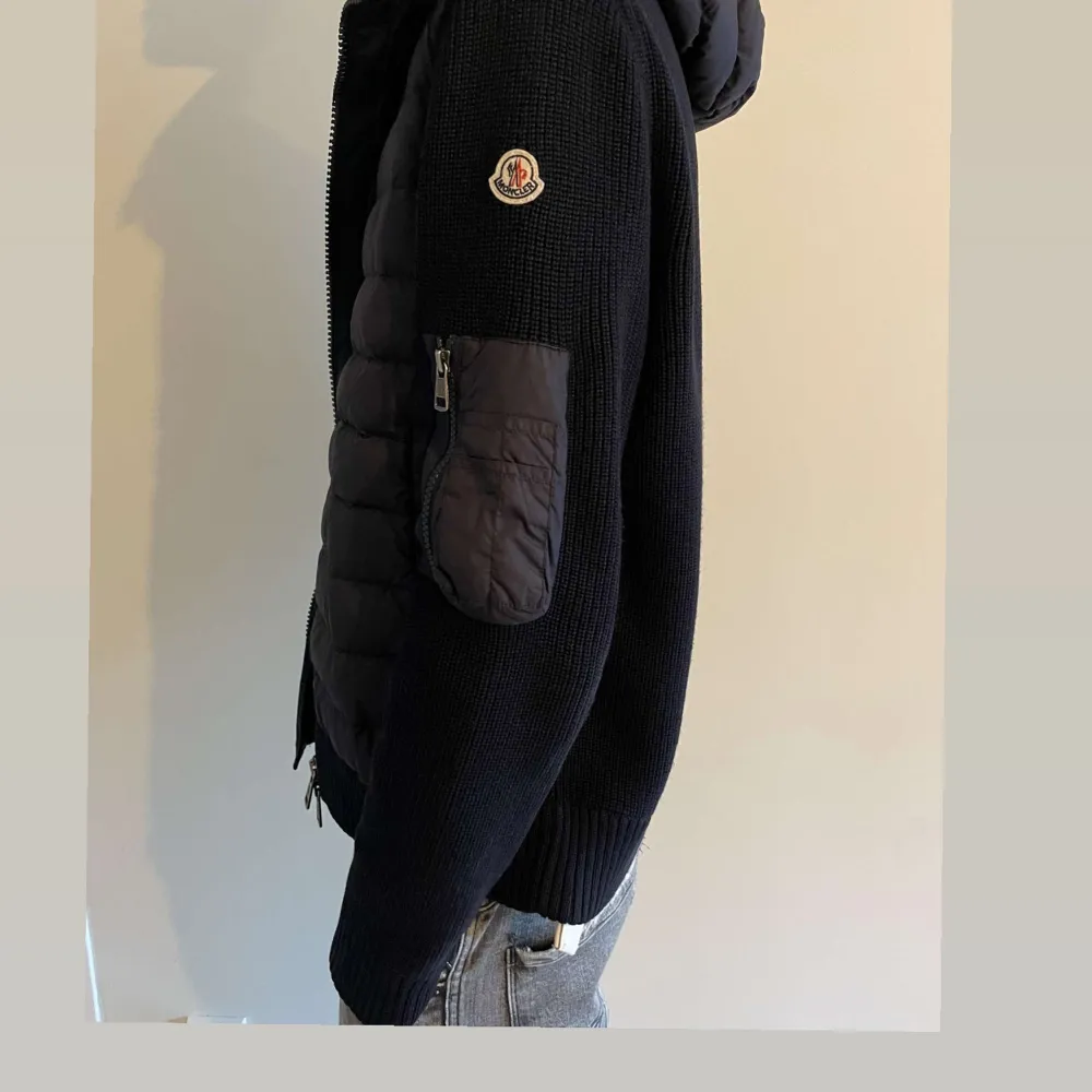 Säljer denna asfeta blåa Moncler cardigan. Perfekt nu till hösten/vintern. Storleken är M och har inga defekter som syns. Jackan är givetvis äkta hör av er ifall eventuella funderingar  Gabriel. Jackor.