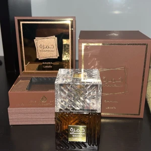 khamrah qahwa parfym 100ml - Tjena Säljer 100ml khamrah qahwa parfym för ett bra pris. Säljs med box inplastat och oöppnad. Fåtal kvar så tveka inte att köpa, hör av er vid frågor!