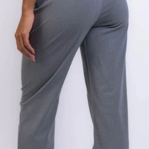 Gråa kostymbyxor LOGG (H&M) - Ett par gråa kostymbyxor från H&m äldre kollektion(finns inte att köpa längre). Med lite bootcut ner till. Går att använda som mid waist etc.🩶