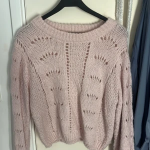 Stickad tröja - Säljer då den aldrog kom till användning så den är i nyskick bara testad