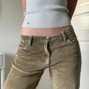 Manchesterbyxor  - Otroligt snygga manchester-jeans i en så fin olivgrön färg!🙏🏼 