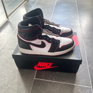 Jordan 1 bloodline - Jordan 1 bloodlines i storlek 45. Köpta på goat och använda sparsamt. Hör av dig om du har frågor!