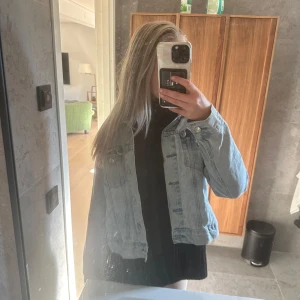 Jeansjacka  - Super snygg jeans jacka från lager 157. Säljer i storlek m och kommer passa perfekt nu på hösten. Ge gärna förslag på pris. 