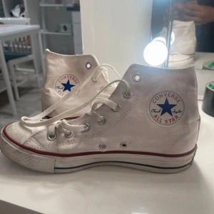 Vita converse - Ett par vita Converse i bra skick. Är ej tvättade, kan därför se lite slitna ut. Tvättar du dem blir de riktigt fina. Storlek 39🤍