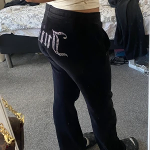 Juicy Couture byxor  - Säljer dessa svarta Juicy mjukis byxor då de inte kommer till användning hos mig. De är i bra skick och har dragkedjor på bägge fram fickorna samt inga pärlor som släppt där bak💗 Ny pris 1000kr