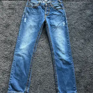 True religion jeans, Logan Super T. Storlek 33. Innerben: 82 cm. Ytterben: 109cm. Midja: 42cm (rakt över) Hyfsat bra skick. Använd gärna köp nu!