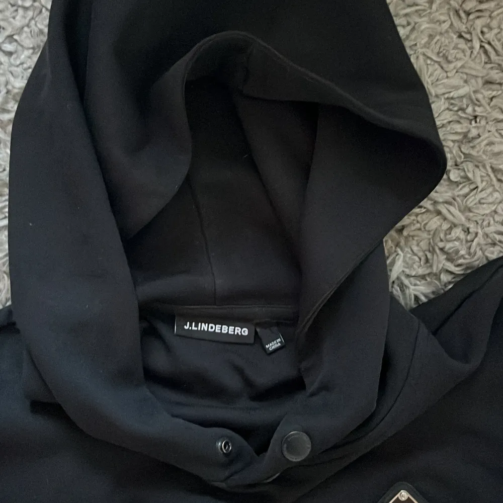 Säljer denna asfeta hoodie köpt på Hede fashion outlet cond 9/10. Hoodies.