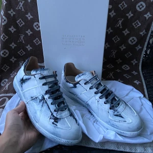 Maison margiela - Säljer dessa HELT SPRILLANS NYA maison margielas! Nypris 6000kr. Riktigt snygga! Hör av er vid funderingar.