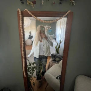 Kofta - Ursnygg Vit kofta ifrån märket Holly&Whyte från lindex i storlek XS, koftan har söta guldknappar. Säljer då den inte kommer till användning. Koftan är i mycket bra skick💞💞 Mikaela schiller vibes av denna lol. Pris kan diskuteras 