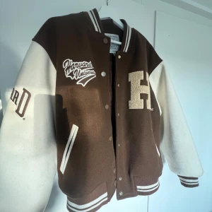 Collage jacka  - Collage jacka. Tjock jacka som har en oversize fit