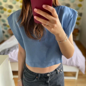 Blå tröja från Zara - Ljusblå tröja från Zara!! Använd 2 gånger och har inga defekter. Ärmlös och kroppad. Storlek M men passar nog S också 💕Den  är luddig på insidan, perfekt för layering på höst o vinter💕